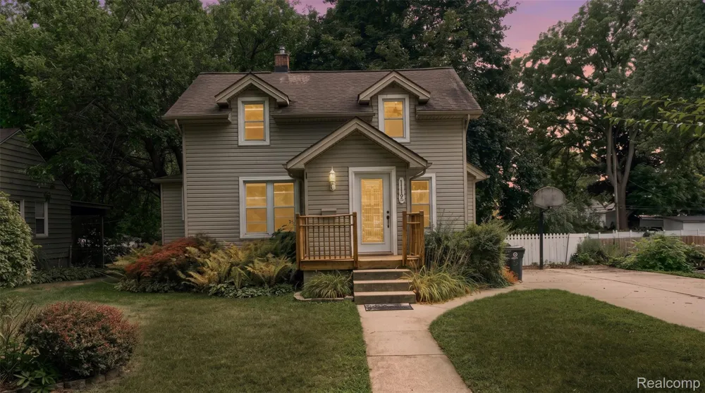 112 Glanworth Street Orion Charter Township, MI 48362
