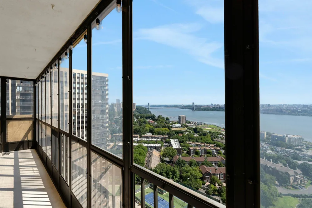 200 WINSTON DR Cliffside Park, NJ 07010
