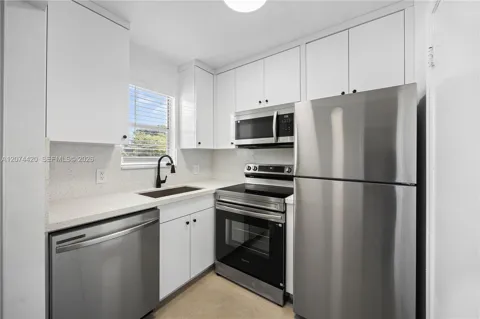 4933 Hollywood Blvd #202