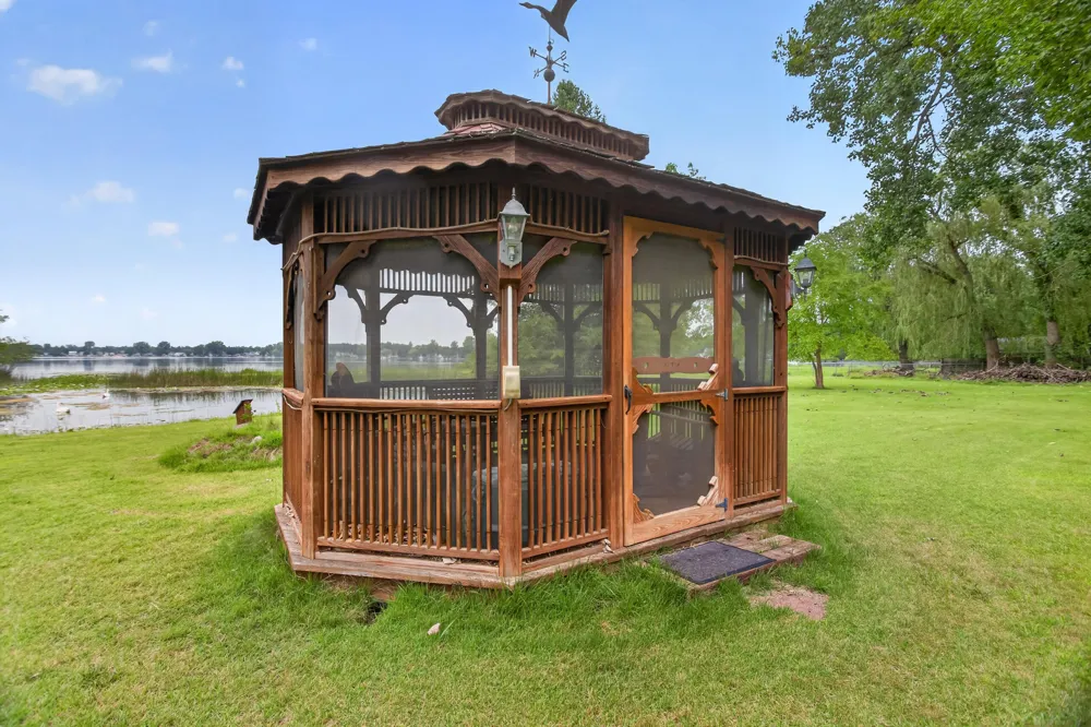 1916 Ackerson Lake Road Jackson, MI 49201
