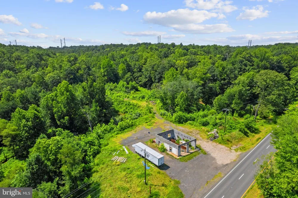 16420 LEE Amissville, VA 20106