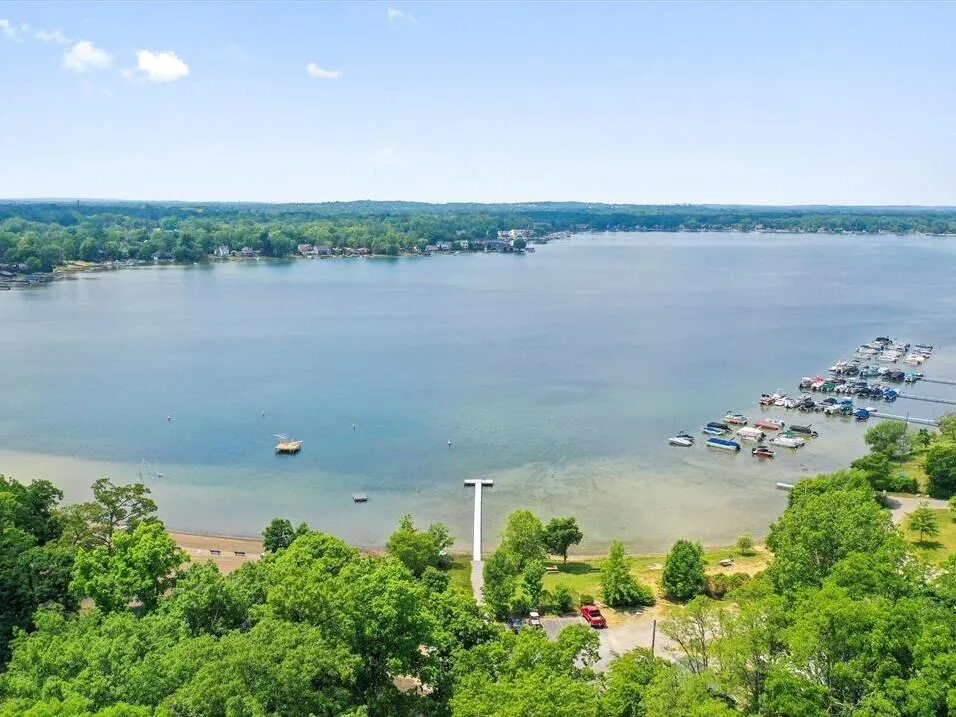 3918 Mapleleaf Road Waterford, MI 48328
