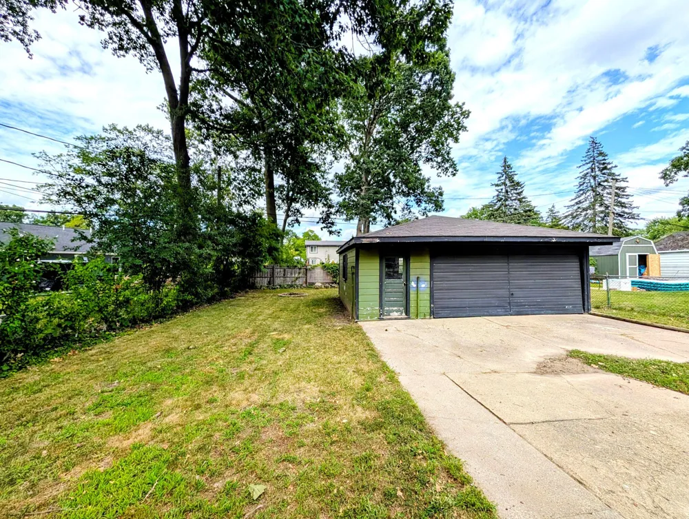3918 Mapleleaf Road Waterford, MI 48328