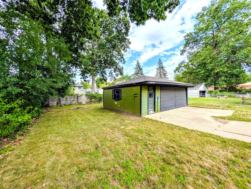 3918 Mapleleaf Road Waterford, MI 48328