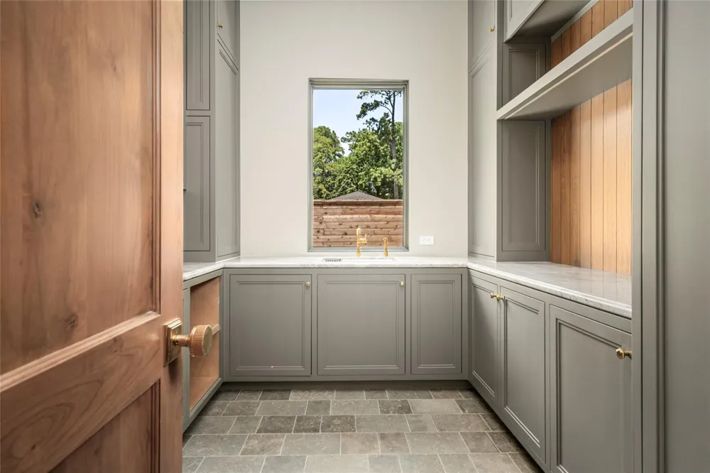 521 Trails End Street Houston, TX 77024