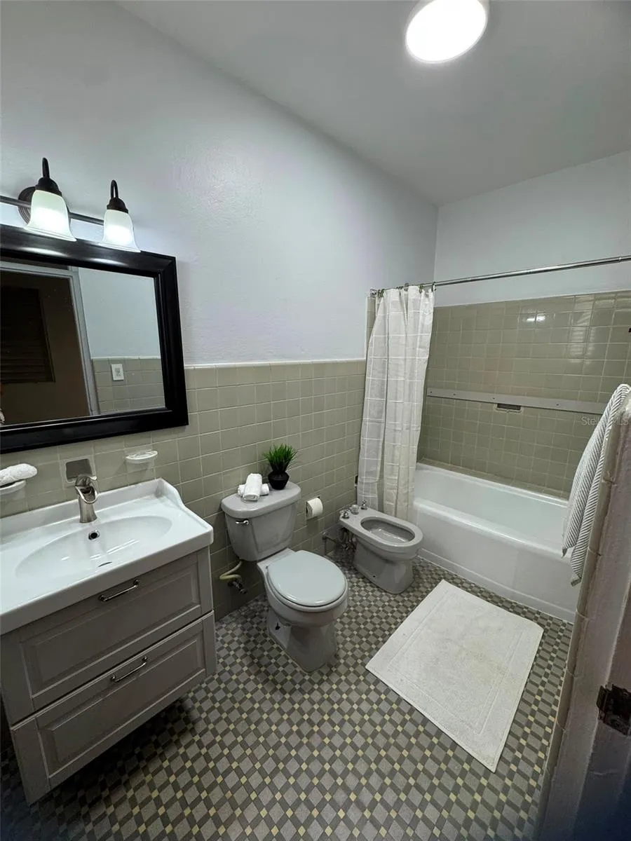 F-6 CALLE GENOVA #F-6 Guaynabo, PR 00966