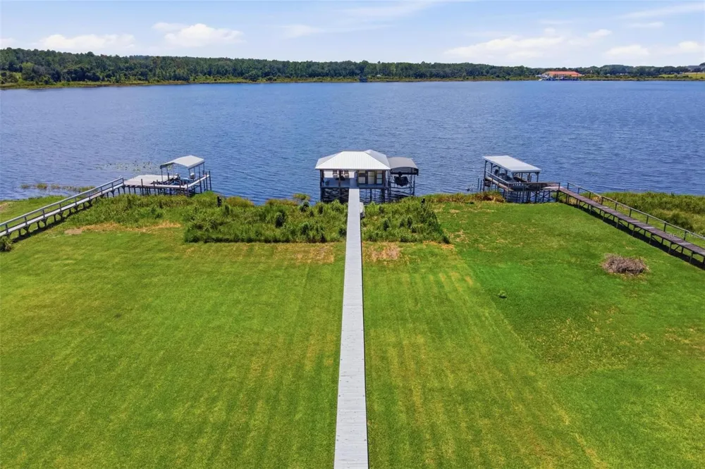 3716 BAYSHORE CIRCLE Tavares, FL 32778
