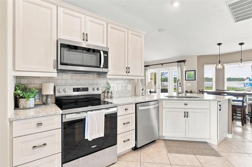 3716 BAYSHORE CIRCLE Tavares, FL 32778