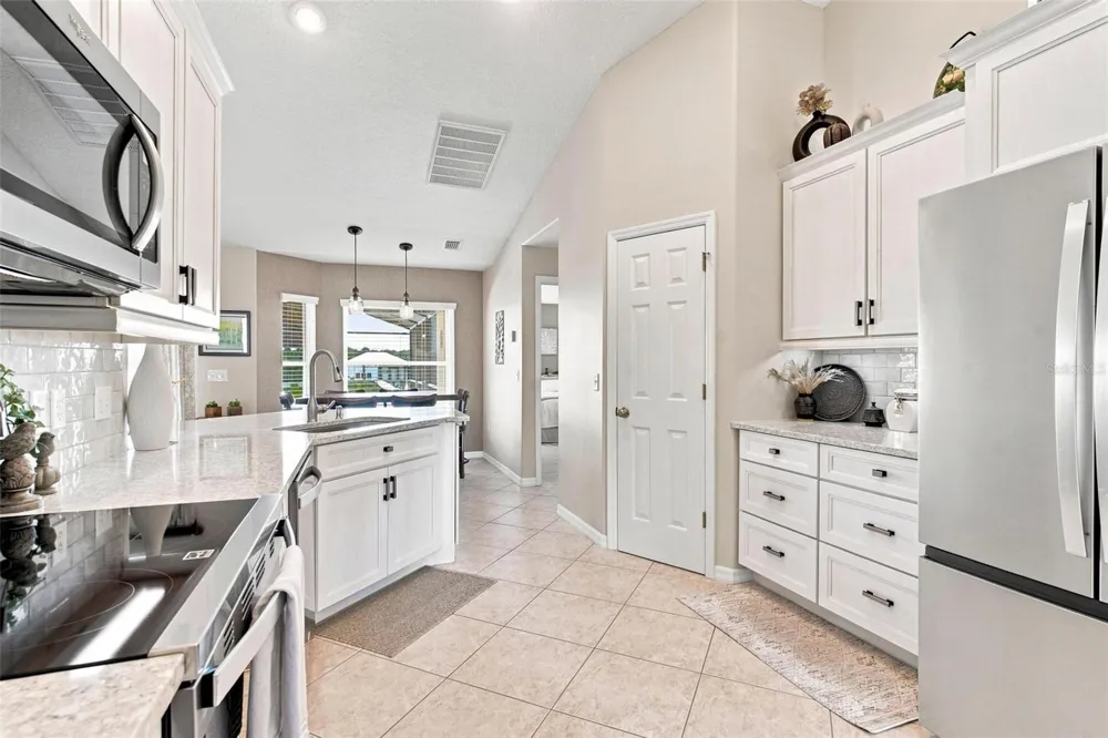 3716 BAYSHORE CIRCLE Tavares, FL 32778