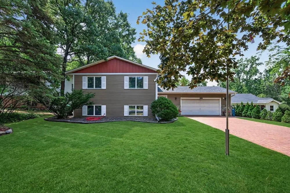 2048 17th Avenue E North Saint Paul, MN 55109