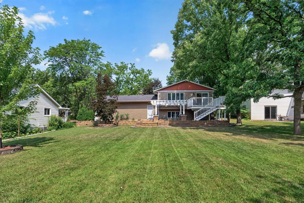 2048 17th Avenue E North Saint Paul, MN 55109