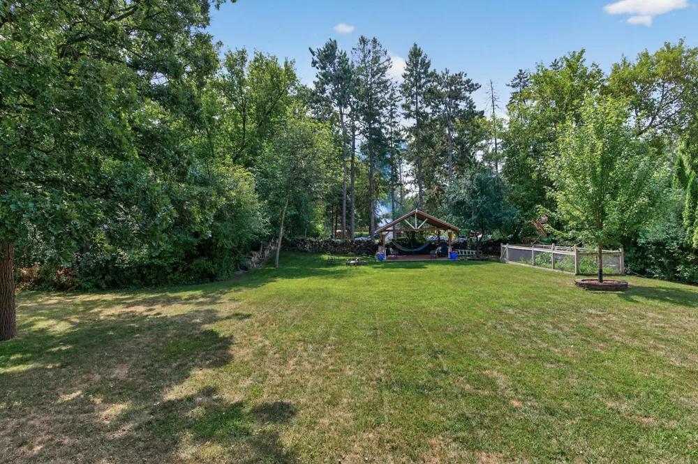 2048 17th Avenue E North Saint Paul, MN 55109