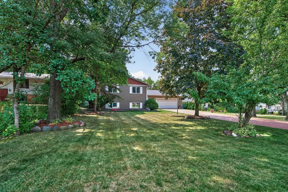 2048 17th Avenue E North Saint Paul, MN 55109