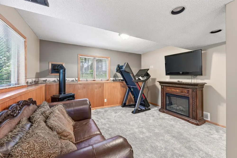 2048 17th Avenue E North Saint Paul, MN 55109