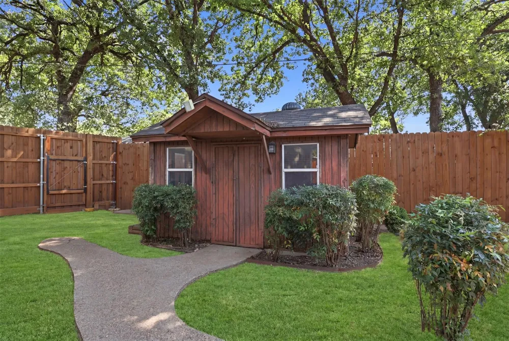2400 York Minster Court Arlington, TX 76006