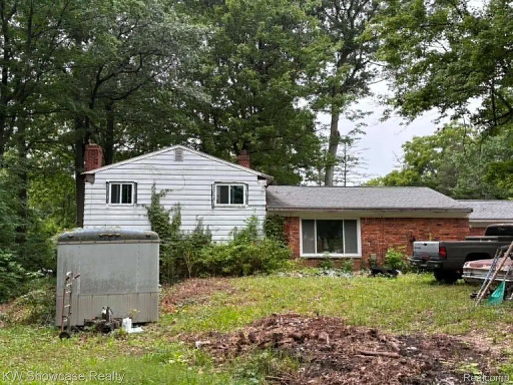4949 Clarkston Rd Road Independence Charter Township, MI 48348