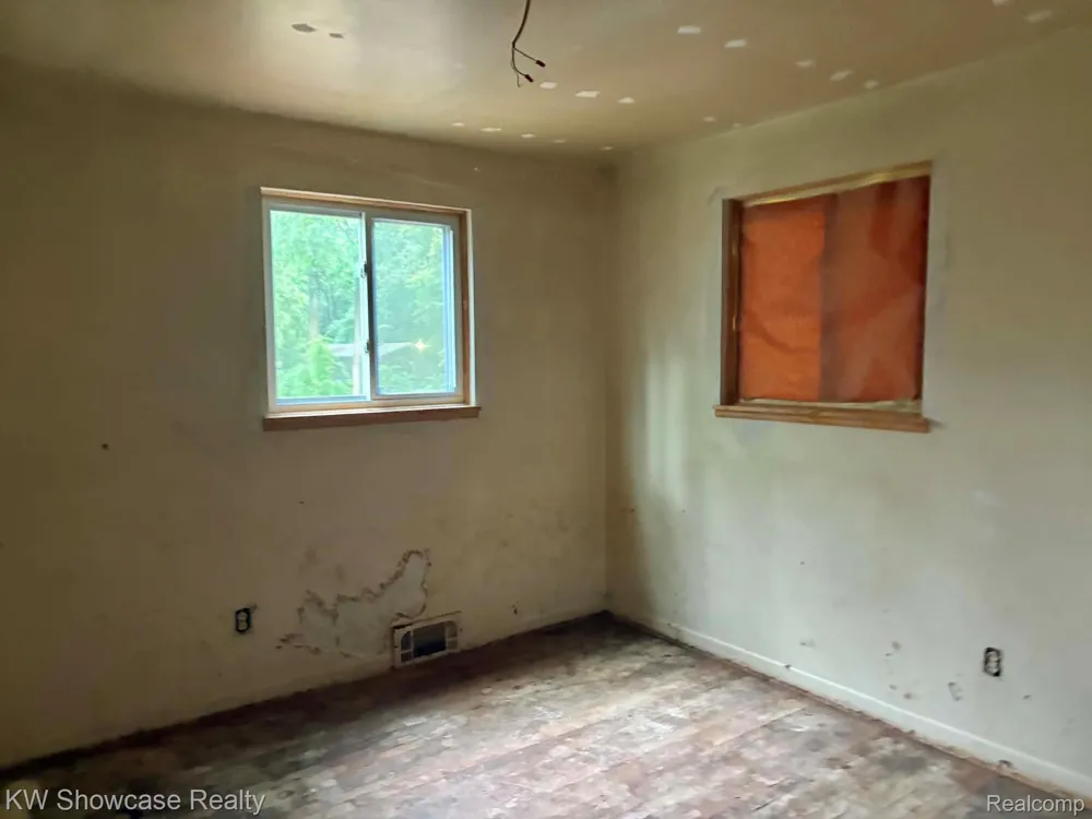 4949 Clarkston Rd Road Independence Charter Township, MI 48348
