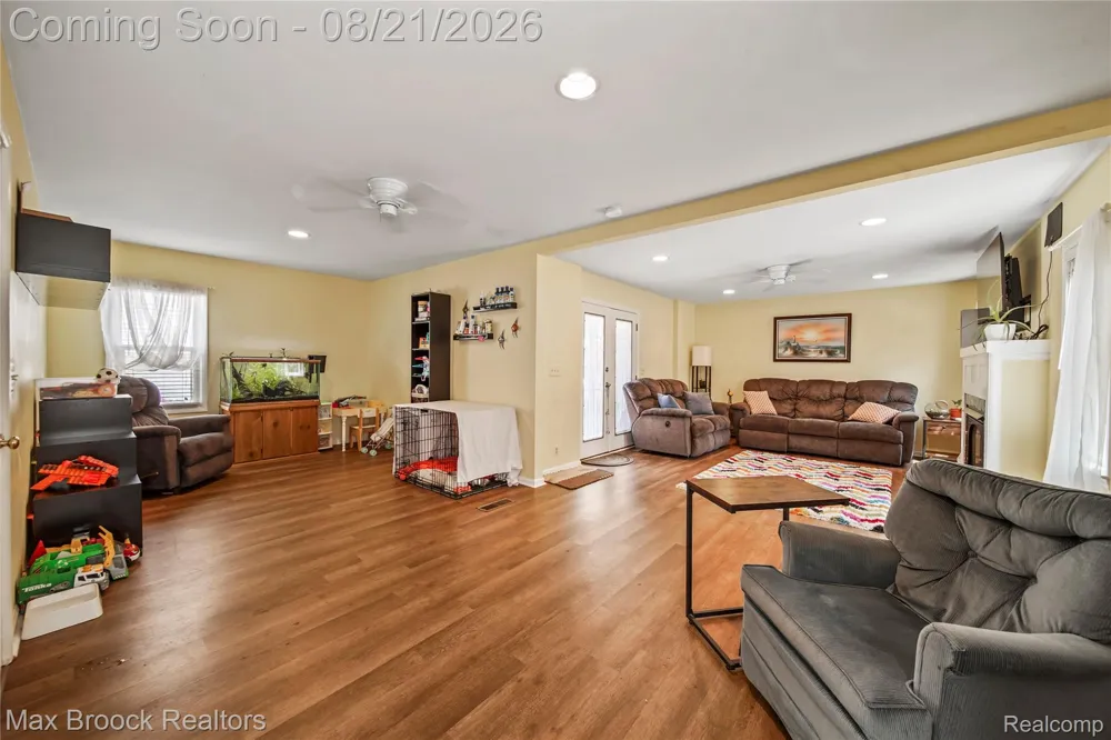 3162 Phillips Avenue Berkley City, MI 48072