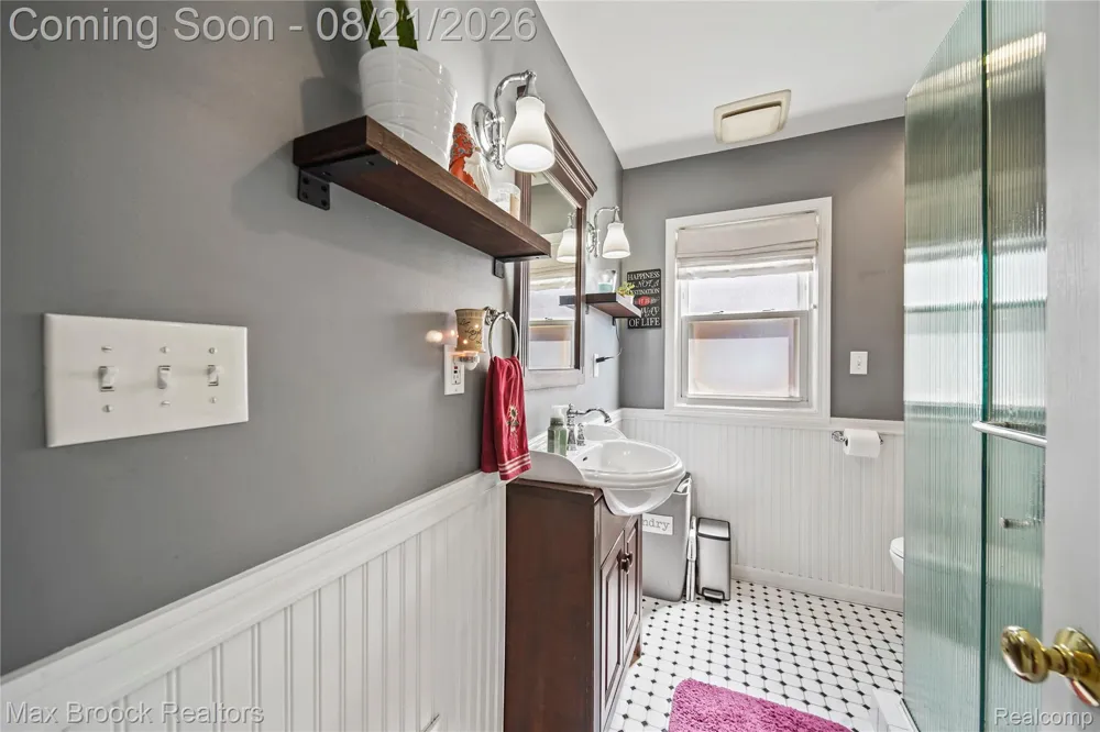 3162 Phillips Avenue Berkley City, MI 48072