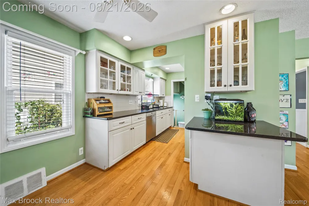3162 Phillips Avenue Berkley City, MI 48072