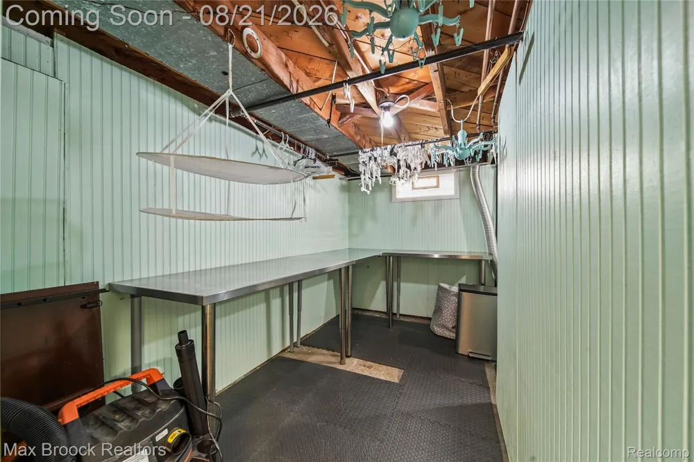3162 Phillips Avenue Berkley City, MI 48072