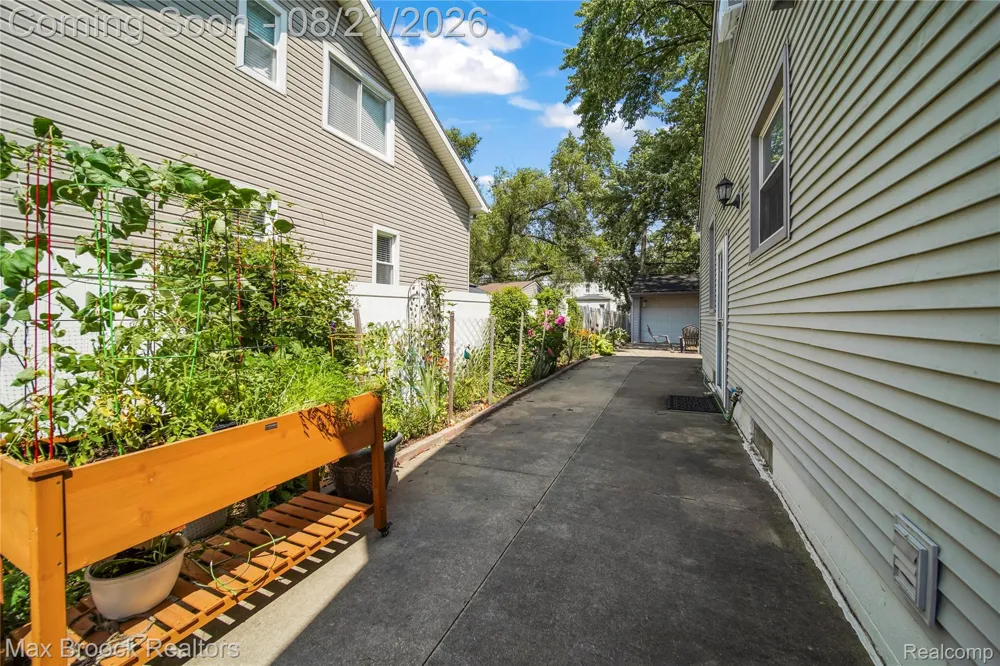 3162 Phillips Avenue Berkley City, MI 48072