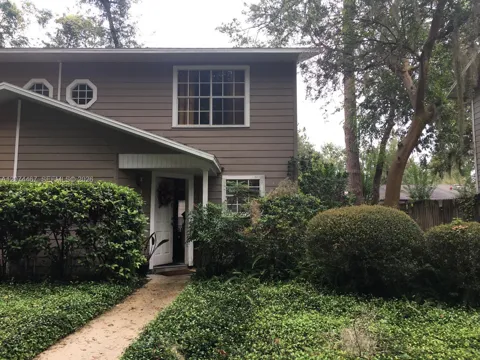 2871 SW 38 Place