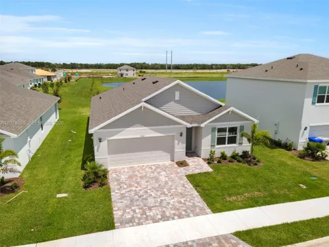 9082 Venetian Sq #9082