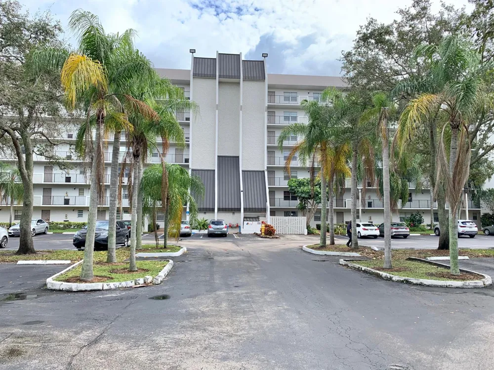 3100 W ROLLING HILLS CIRCLE #309 Davie, FL 33328
