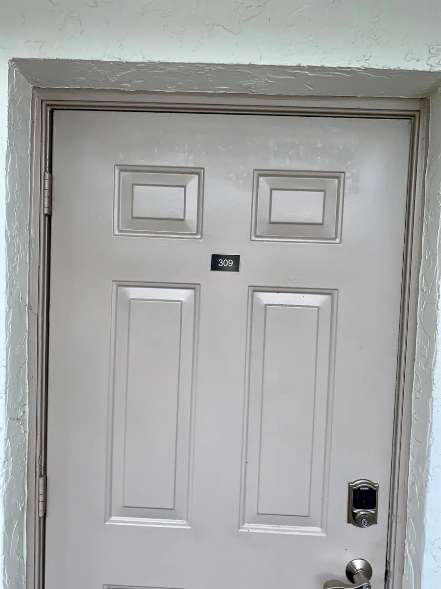 3100 W ROLLING HILLS CIRCLE #309 Davie, FL 33328