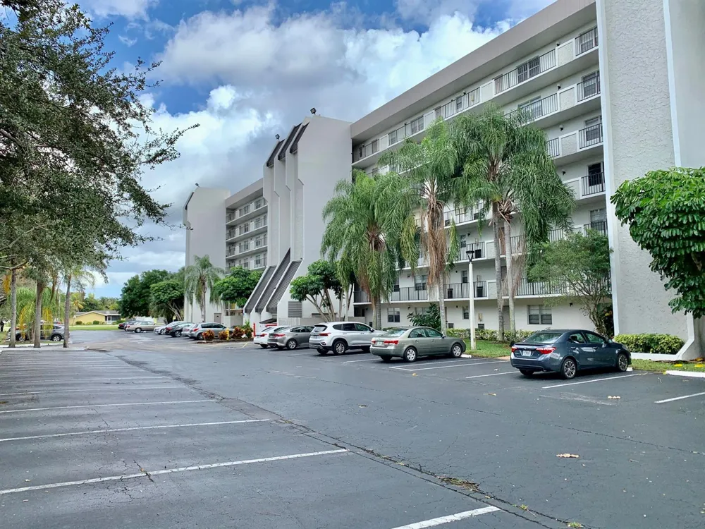 3100 W ROLLING HILLS CIRCLE #309 Davie, FL 33328