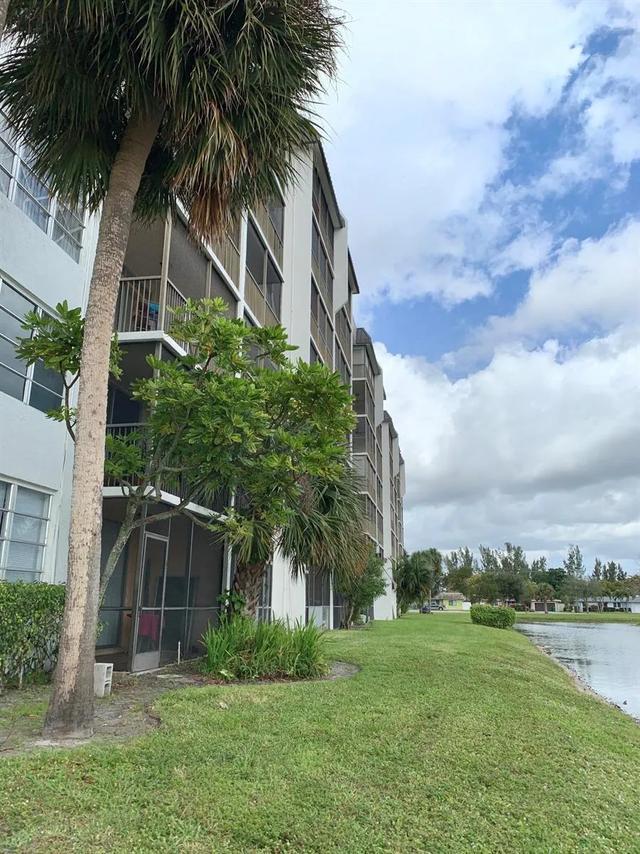 3100 W ROLLING HILLS CIRCLE #309 Davie, FL 33328