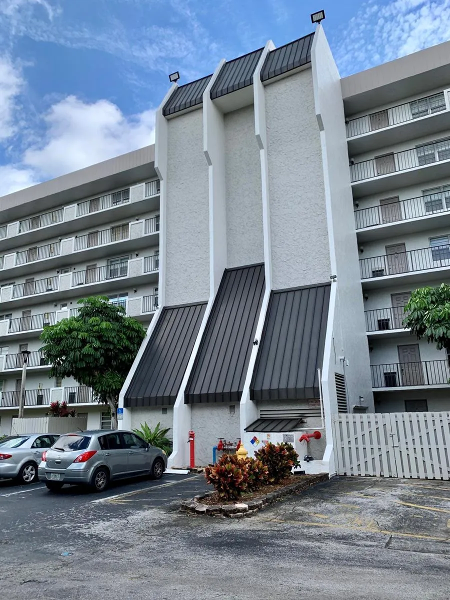 3100 W ROLLING HILLS CIRCLE #309 Davie, FL 33328