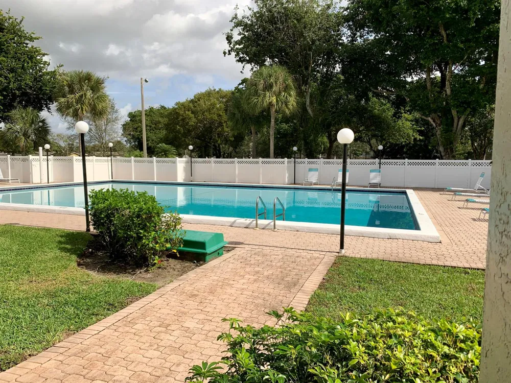 3100 W ROLLING HILLS CIRCLE #309 Davie, FL 33328