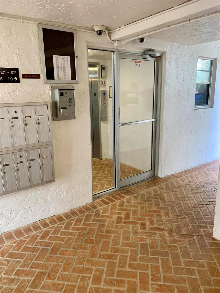 3100 W ROLLING HILLS CIRCLE #309 Davie, FL 33328