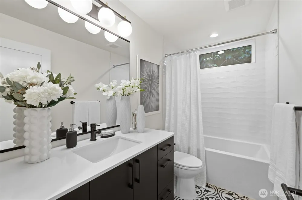 3648 B Greenwood Avenue Seattle, WA 98103