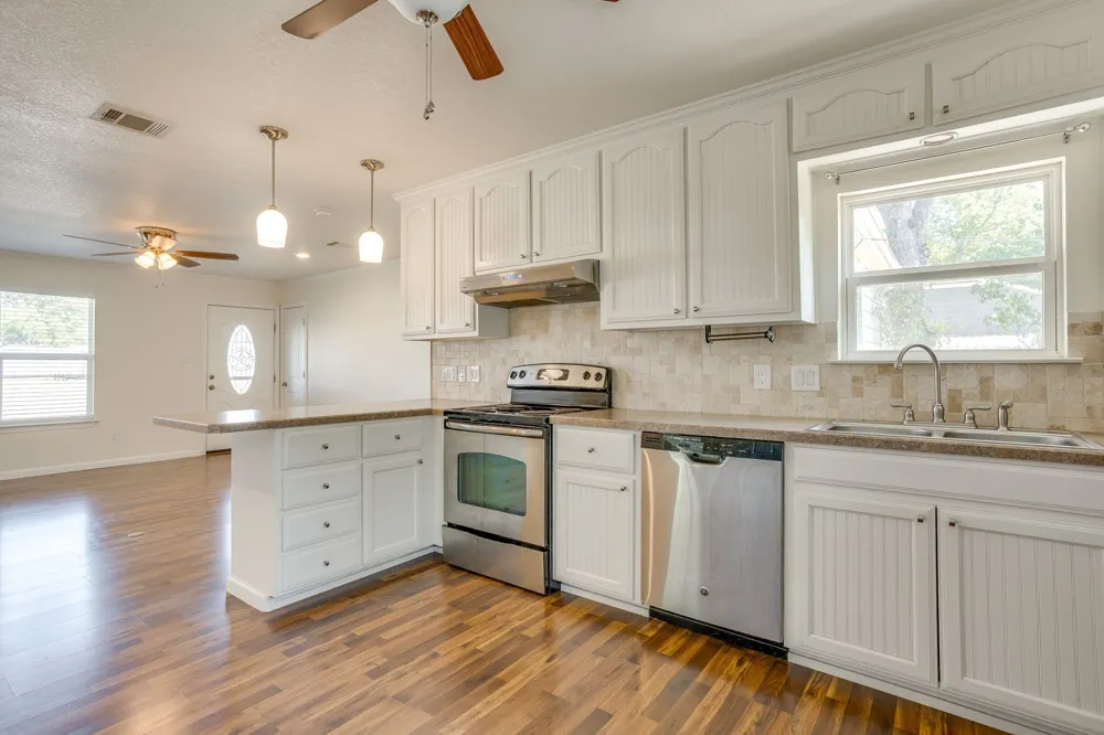 128 Tarrant Avenue Burleson, TX 76028