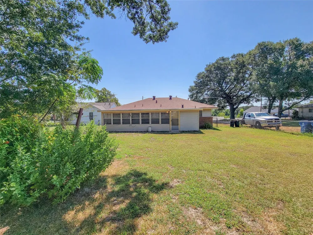 432 Holland Street Bellville, TX 77418
