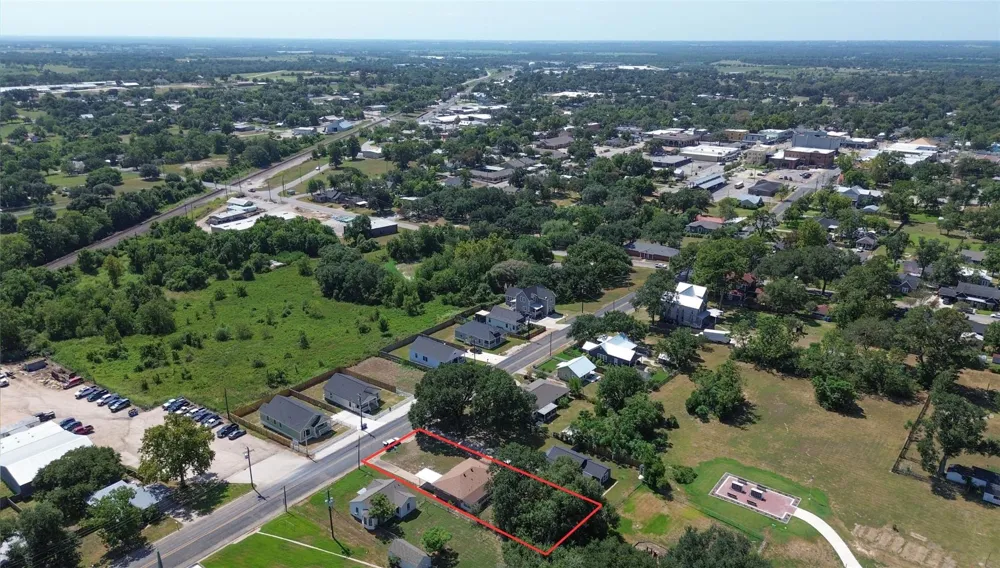432 Holland Street Bellville, TX 77418