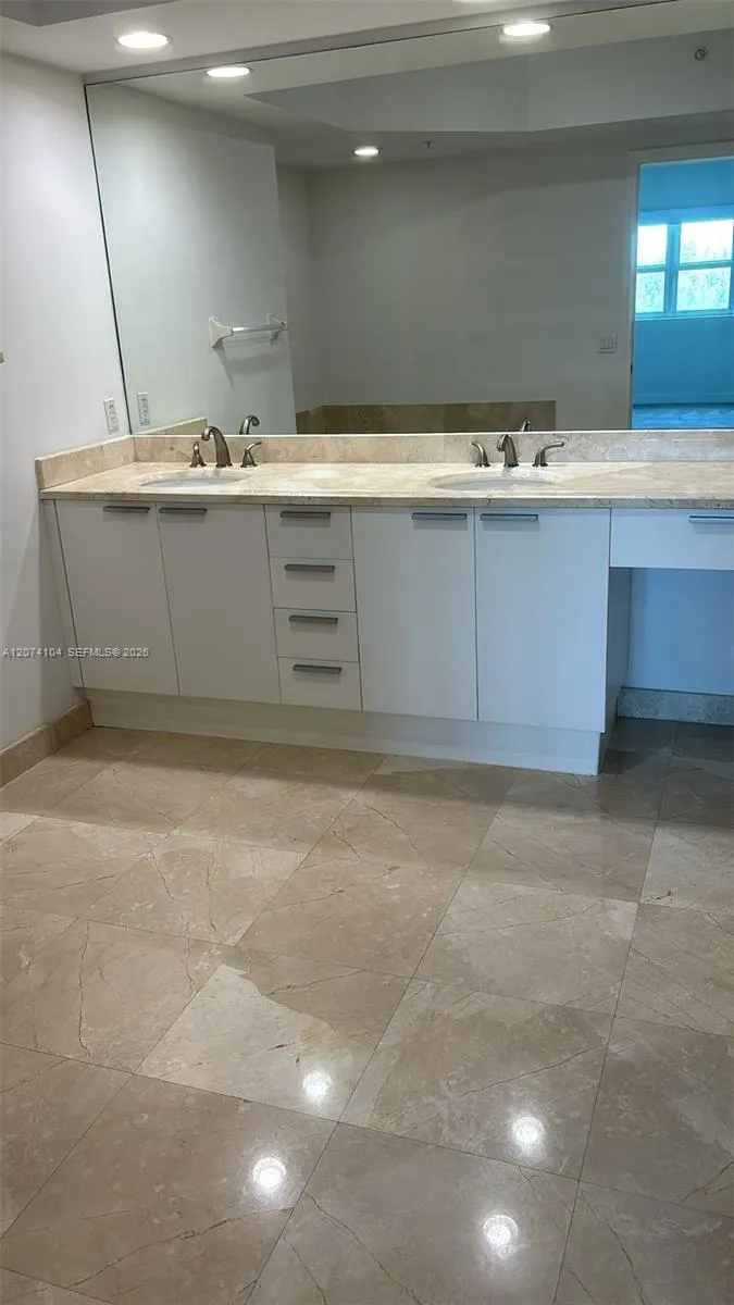 14951 Royal Oaks Ln #702 North Miami, FL 33181