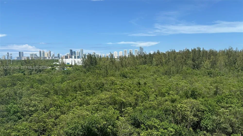 14951 Royal Oaks Ln #702 North Miami, FL 33181