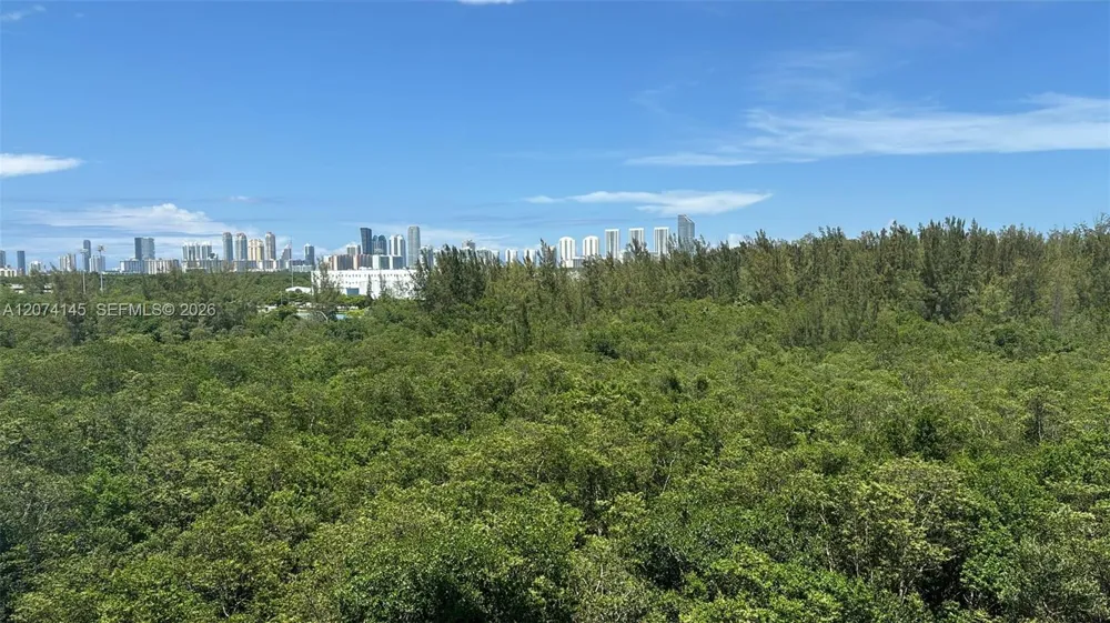 14951 Royal Oaks Ln #702 North Miami, FL 33181
