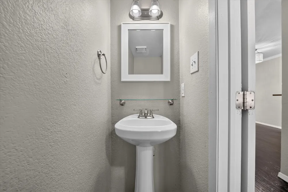 43 Abbey Road Euless, TX 76039