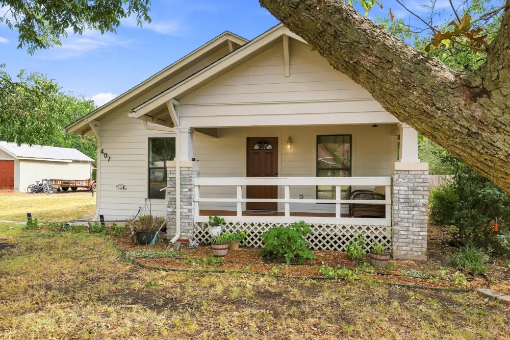 407 E Bois D Arc Street Leonard, TX 75452