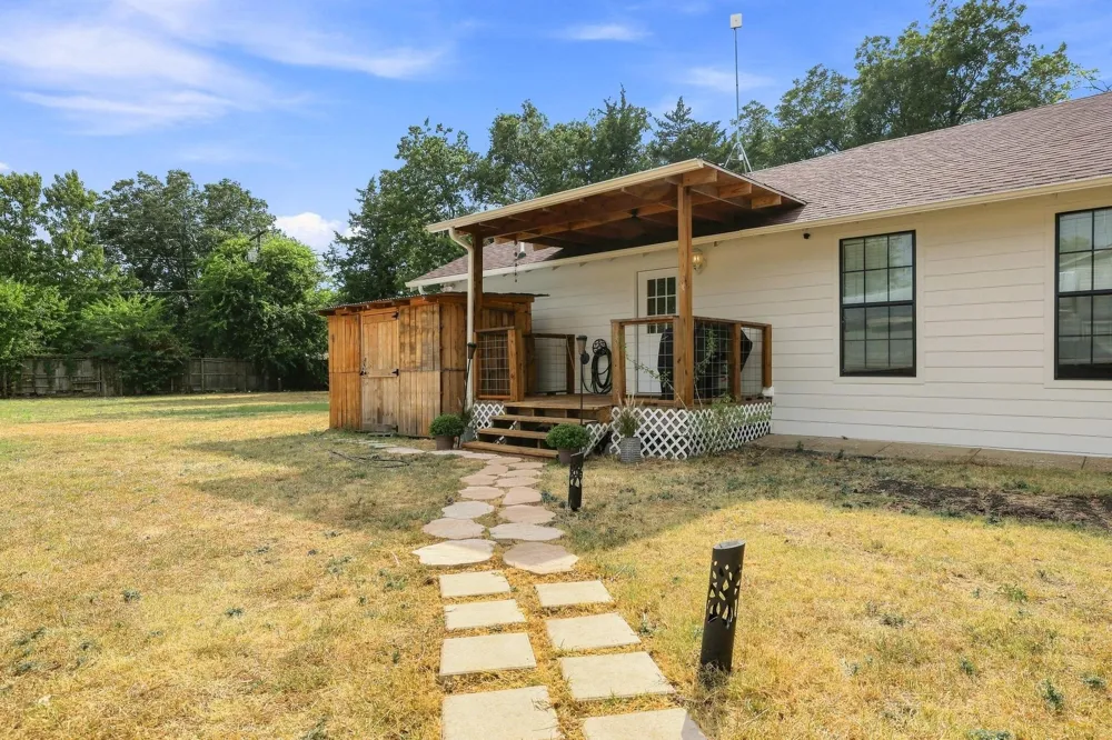 407 E Bois D Arc Street Leonard, TX 75452