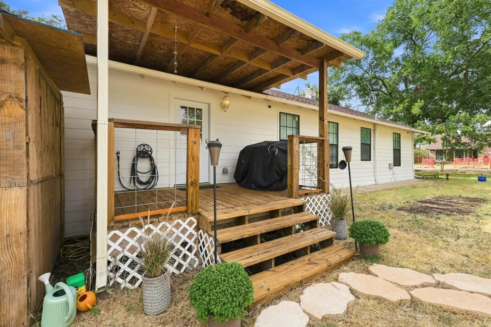 407 E Bois D Arc Street Leonard, TX 75452