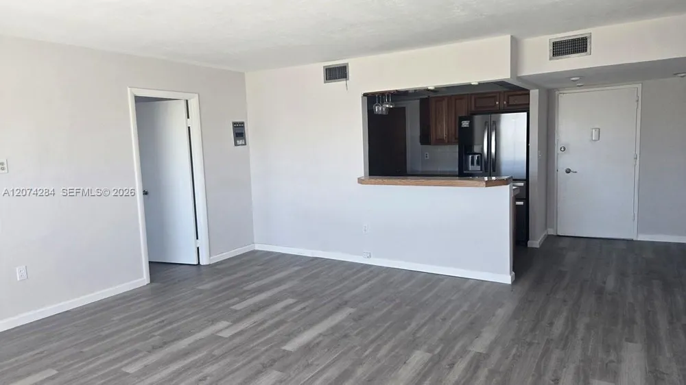 8024 Tatum Waterway Dr #6B Miami Beach, FL 33141