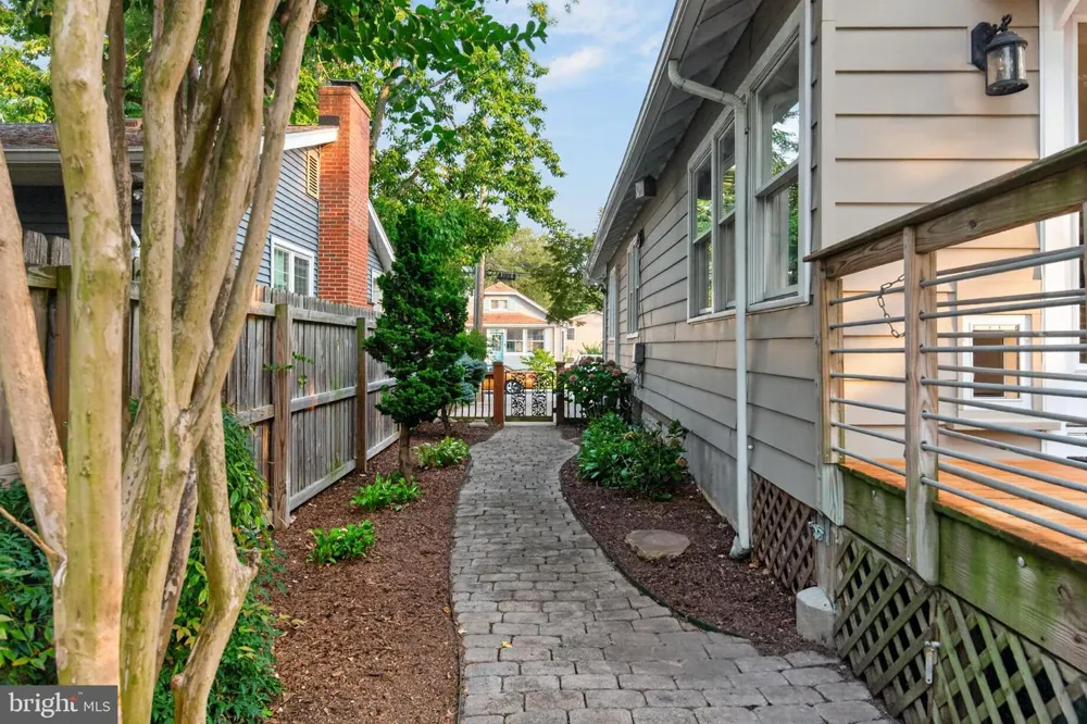 122 SMITH AVENUE Annapolis, MD 21401