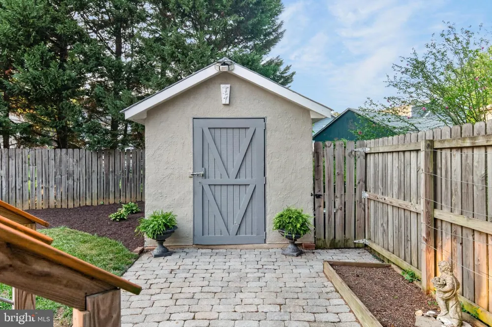 122 SMITH AVENUE Annapolis, MD 21401