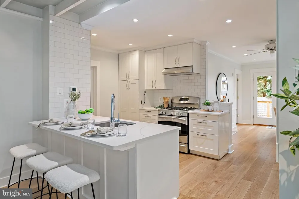 122 SMITH AVENUE Annapolis, MD 21401